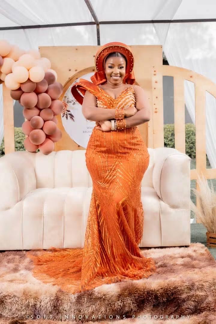 Full-length portrait of the bride on the fur-layered roora stage